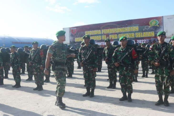 Suasana upacara pemberangkatan 450 personel Yonif 725/Woroagi sebagai Satuan Tugas Pengamanan Perbatasan (Satgas Pamtas) Republik Indonesia di Papua Nugini (RI-PNG), Minggu (28/8/2022). ANTARA/HO-Korem 143/Haluoleo