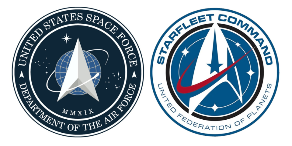 El nuevo logo de la Fuerza Espacial de Estados Unidos (izq.) y una insignia del Comando de la Flota Espacial de la serie de TV 'Star Trek'. (White House/CBS/Captura web CNBC)