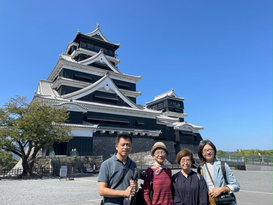 黃銘正（左）和連楨惠（右）赴日本拍攝，與湯聰模的女兒湯雅清（左二）和表妹水上裕子（右二）在熊本城前合影。（希望行銷提供）