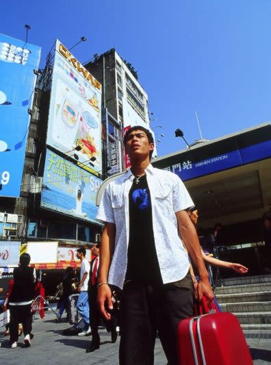 《17歲的天空》以台北街頭為背景，劇組特別選擇當時的流行景點，多年後觀看別有一番穿越時空的味道。（三和娛樂提供）