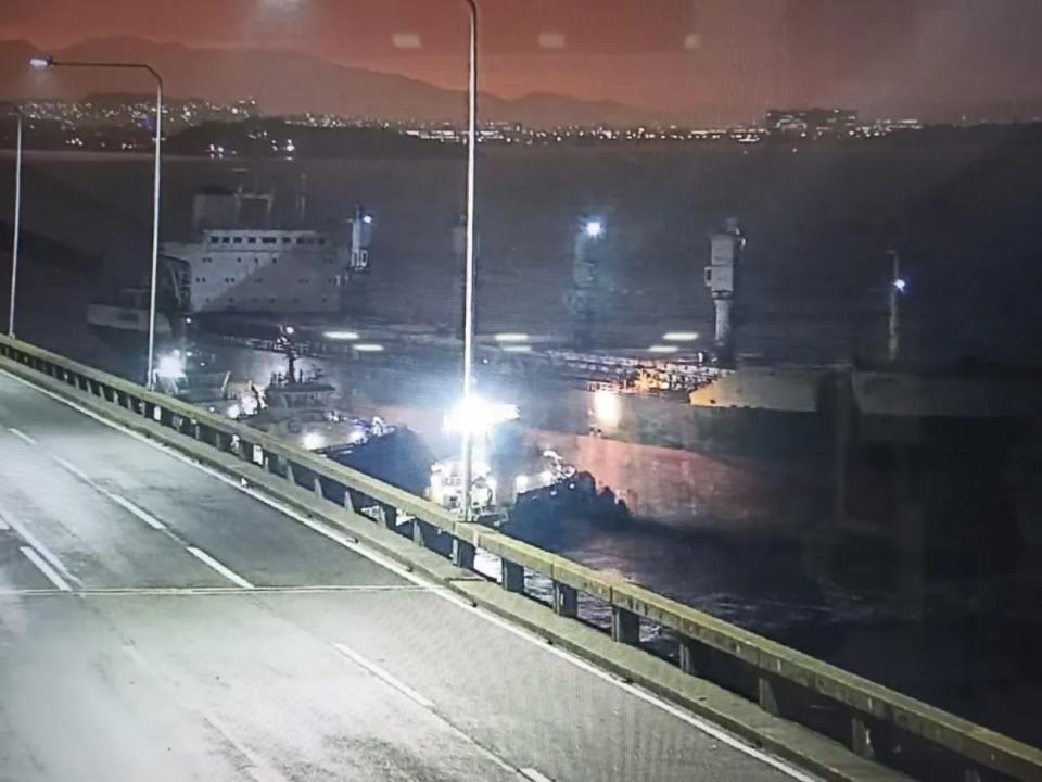 Ponte Rio-Niter&#xf3;i &#xe9; fechada devido &#xe0; colis&#xe3;o de navio &#xe0; deriva - Foto: Reprodu&#xe7;&#xe3;o