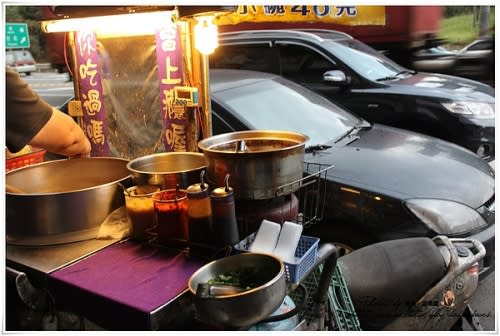 【食記】基隆。隱藏版平民美食!!麥金路阿Q大腸蚵仔麵線，這輩子吃過最好吃的麵線~