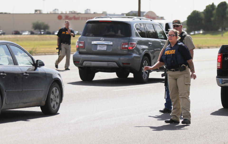 Agentes controlan el tránsito en una calle en Odessa, Texas, después de que varias personas fueron asesinadas por un hombre armado que secuestró un vehículo del servicio postal y baleó a más de 20, dijeron las autoridades, el sábado 31 de agosto de 2019. (Mark Rogers/Odessa American vía AP)