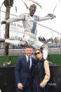 Seguimos en California para recordar el posado de la pareja con la estatua que Los Angeles Galaxy le dedicó a David Beckham. No olvidemos que el deportista jugó en este equipo de fútbol entre 2007 y 2012. (Foto: Mark Ralston / AFP / Getty Images).