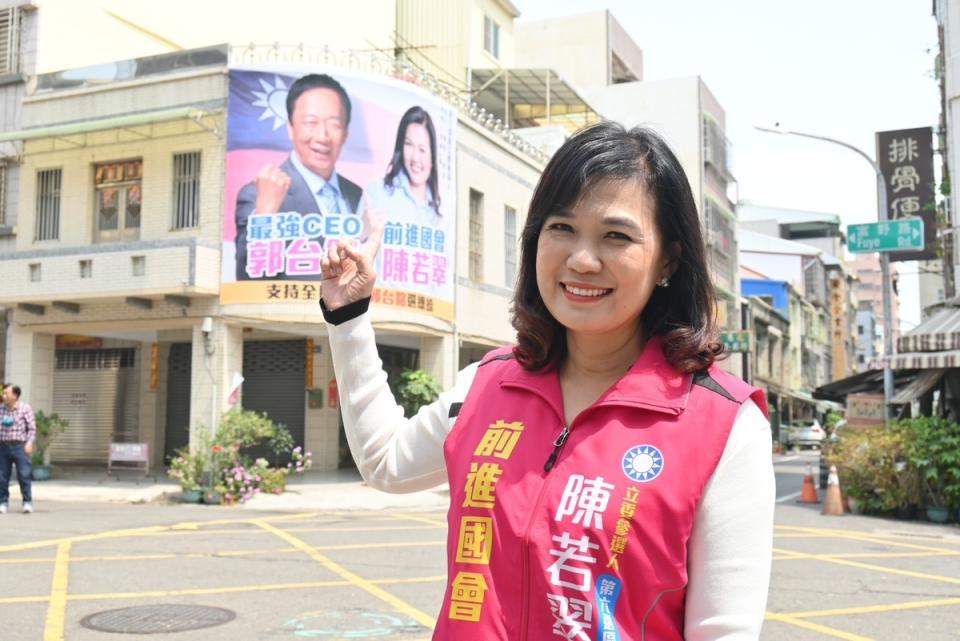 陳若翠打郭董牌吸中間選民支持。   圖：陳若翠服務團隊/提供（資料照）