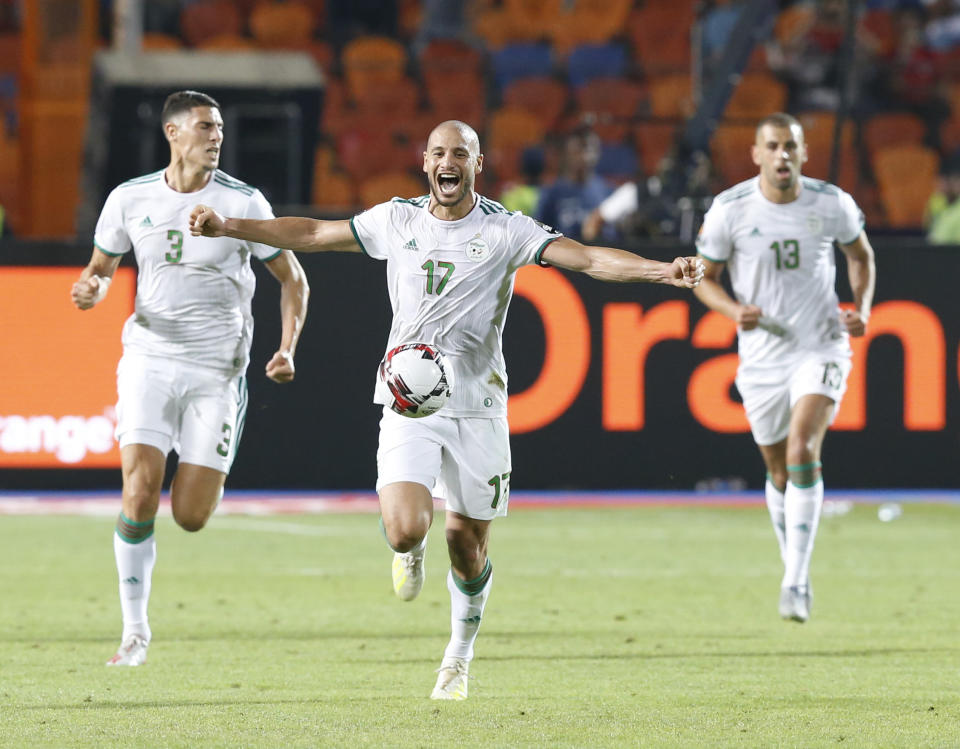 Jugadores de la selección de Argelia festejan tras vencer a Senegal en la final de la Copa Africana de Naciones, en el Estadio Internacional de El Cairo, Egipto, el viernes 19 de julio de 2019. (AP Foto/Ariel Schalit)