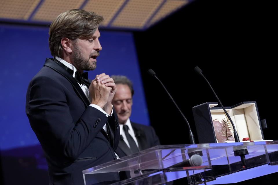 El realizador Ruben Ostlund recibe la Palma de Oro por "Triangle of Sadness" en la ceremonia de clausura del Festival de Cine de Cannes, el sábado 28 de mayo de 2022 en Cannes, Francia. (Foto por Joel C Ryan/Invision/AP)