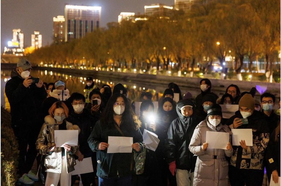 11月27日，在悼念烏魯木齊火災遇難者活動期間，北京市民聚集在一起守夜並舉著白紙抗議當局的新冠封控措施。