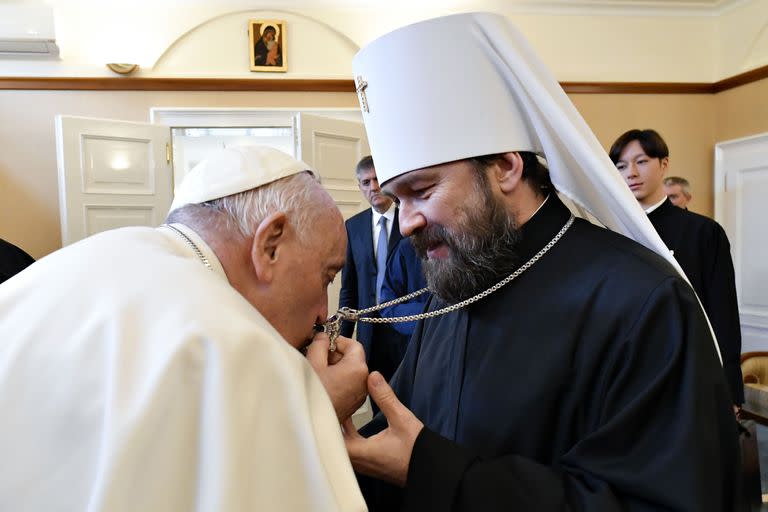 El Papa besa la cruz de Hilarion, el metropolitano de Budapest