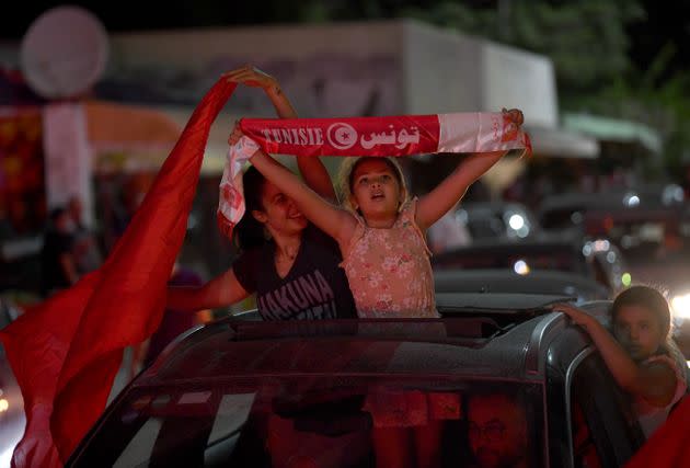 Dimanche 25 juillet au soir, des milliers de personnes sont descendues dans les rues de Tunis pour saluer la suspension par le président Kaïs Saied du Parlement, jugé responsable de la crise du Covid-19 dans le pays. (Photo: FETHI BELAID / AFP)