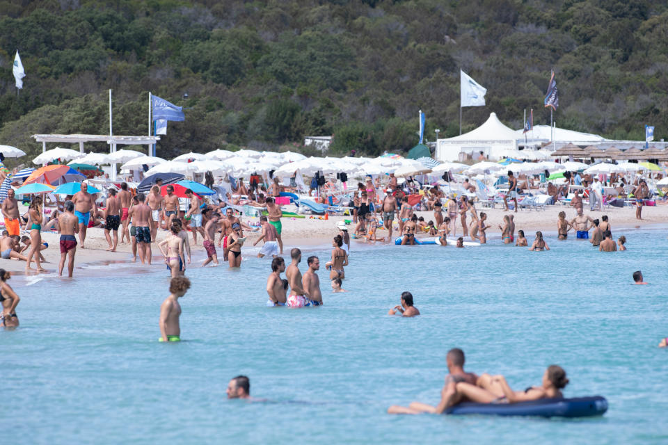 Tanti turisti affollano le spiagge più belle di Porto Cervo e dintorni. La Sardegna è finita nel mirino delle critiche per l'incremento di casi tra i turisti ma il governatore Solinas respinge le accuse: "Non siamo un'isola di untori". (Photo by Emanuele Perrone/Getty Images)