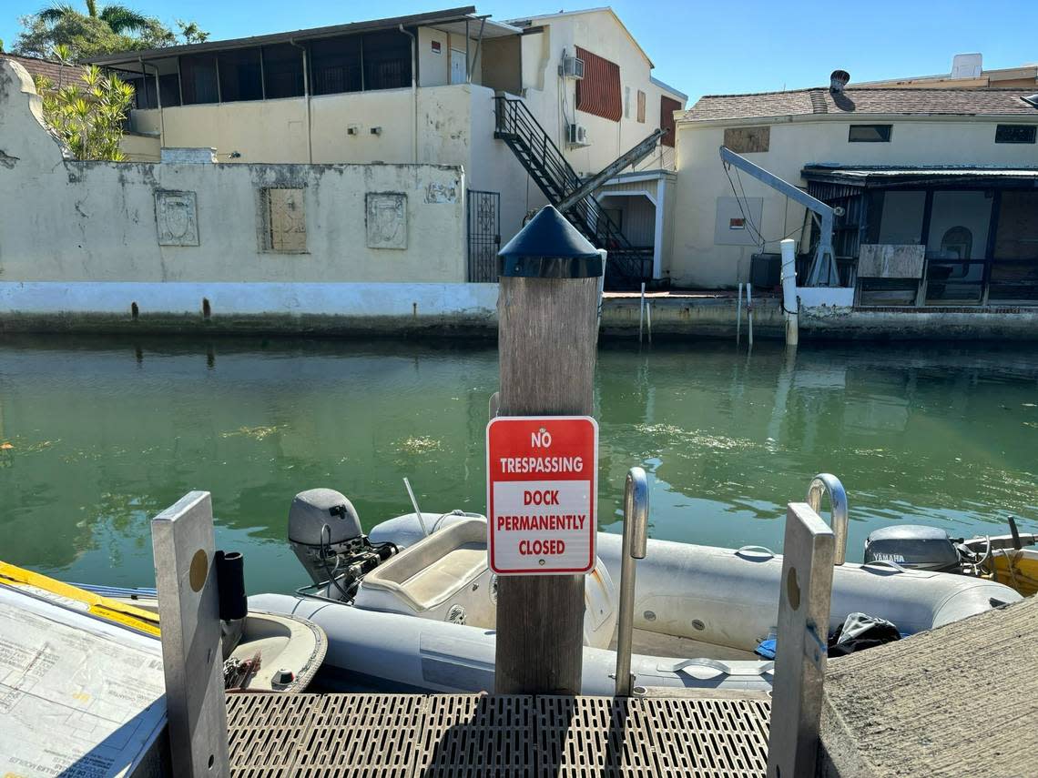 Miami Beach employees installed a new sign Tuesday declaring the city-owned dock near Dade Boulevard and Michigan Avenue “permanently closed.” Aaron Leibowitz/aleibowitz@miamiherald.com