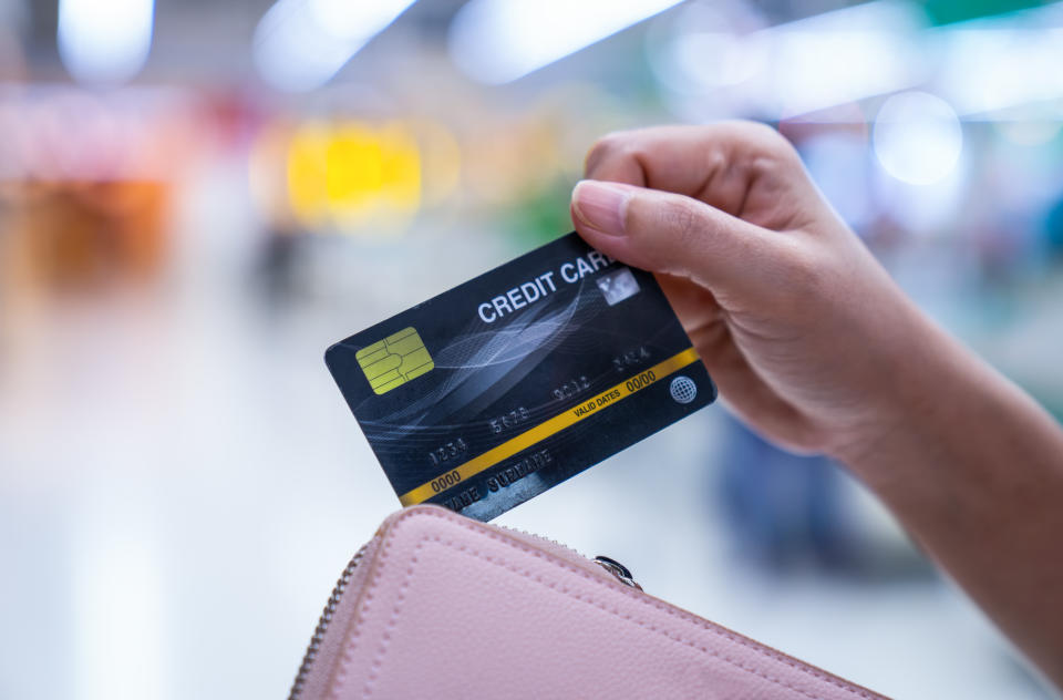 Frau hält Kreditkarte in der Hand