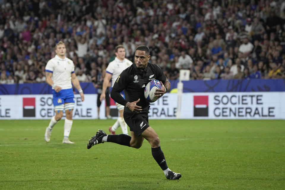 New Zealand's Aaron Smith runs to score a try during the Rugby World Cup Pool A match between New Zealand and Italy at the OL Stadium in Lyon, France, Friday, Sept. 29, 2023. (AP Photo/Laurent Cipriani)