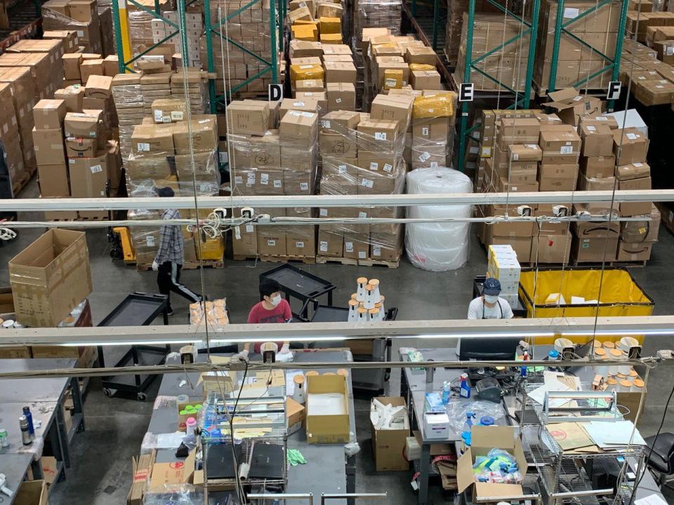 不少華人物流倉庫裡，堆積著亞馬遜中國賣家的貨物。（記者張宏／攝影）