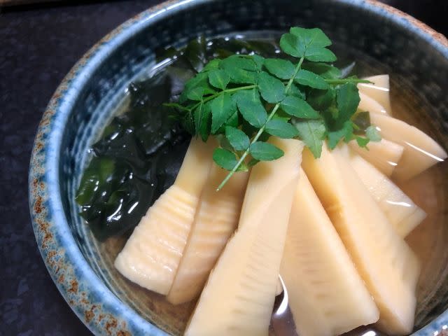 ▲原PO分享「竹筍排骨湯」的內行煮法，並透露這是餐館師傅教導的，只要在湯內放一把「生米」，湯頭就會變超濃郁，還能減少苦味。（示意圖／翻攝photoAC）