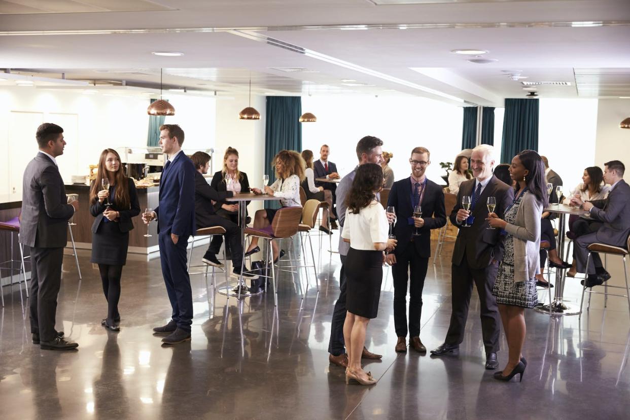 <a href="https://www.shutterstock.com/es/image-photo/delegates-networking-conference-drinks-reception-479653273" rel="nofollow noopener" target="_blank" data-ylk="slk:Monkey Business Images / Shutterstock;elm:context_link;itc:0;sec:content-canvas" class="link ">Monkey Business Images / Shutterstock</a>