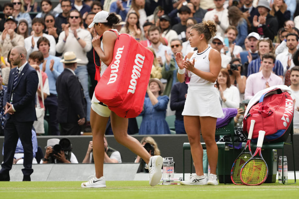 La italiana Jasmine Paolini le aplaude a Madison Keys mientras sale de la cancha tras retirarse en el duelo de cuarta ronda de Wimbledon por una lesión el domingo 7 de julio del 2024. (AP Foto/Kirsty Wigglesworth)