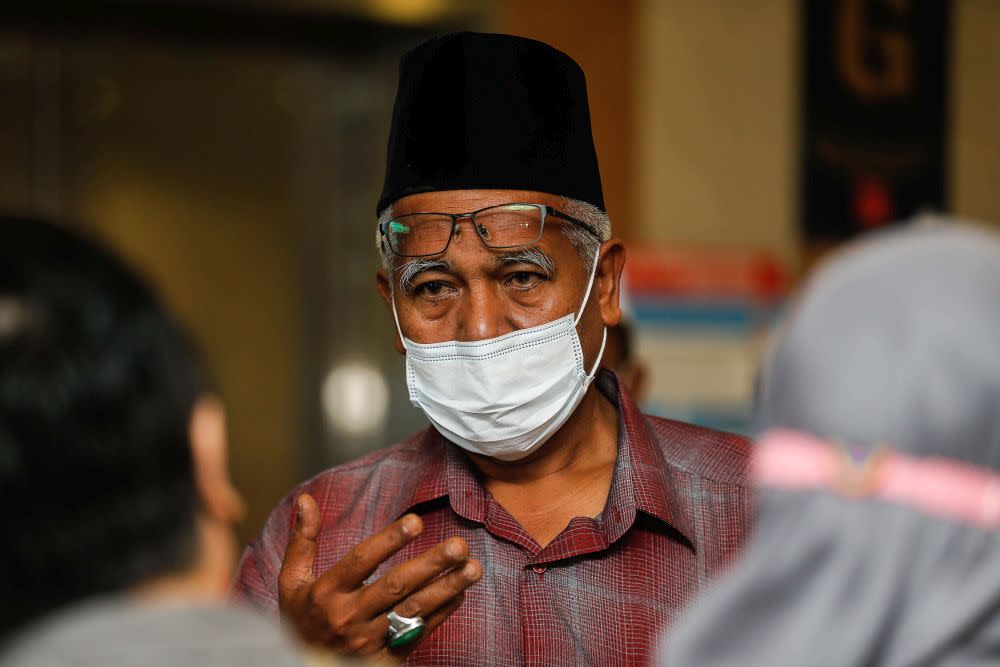 Sungai Dua assemblyman Datuk Yusoff Mohd Noor speaks to reporters in Kepala Batas October 27, 2021. — Picture by Sayuti Zainudin