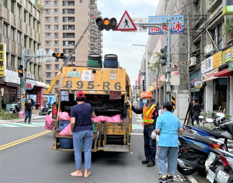 清潔隊執行垃圾收運。   圖：新北市環保局提供