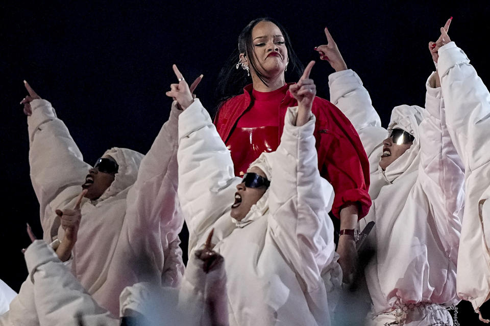 Rihanna durante su presentación en el espectáculo de medio tiempo del Super Bowl 57 de la NFL entre los Chiefs de Kansas City y los Eagles de Filadelfia, el domingo 12 de febrero de 2023, en Glendale, Arizona. (Foto AP/Brynn Anderson)