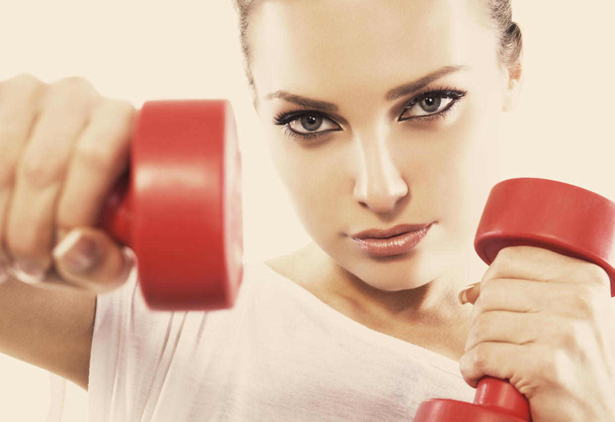 Mantener tu maquillaje en el gimnasio taparía tus poros, lo que podría dañar tu piel. Foto: Getty Images