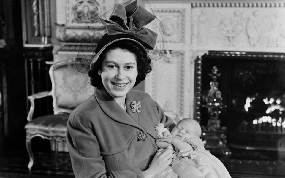 <p>Fast genau ein Jahr nach ihrer Hochzeit brachte die damals 22-jährige Prinzessin Elizabeth ihr erstes Kind zur Welt: Am 14. November 1948 wurde Prinz Charles geboren. (Bild: Intercontinentale / AFP via Getty Images)</p> 