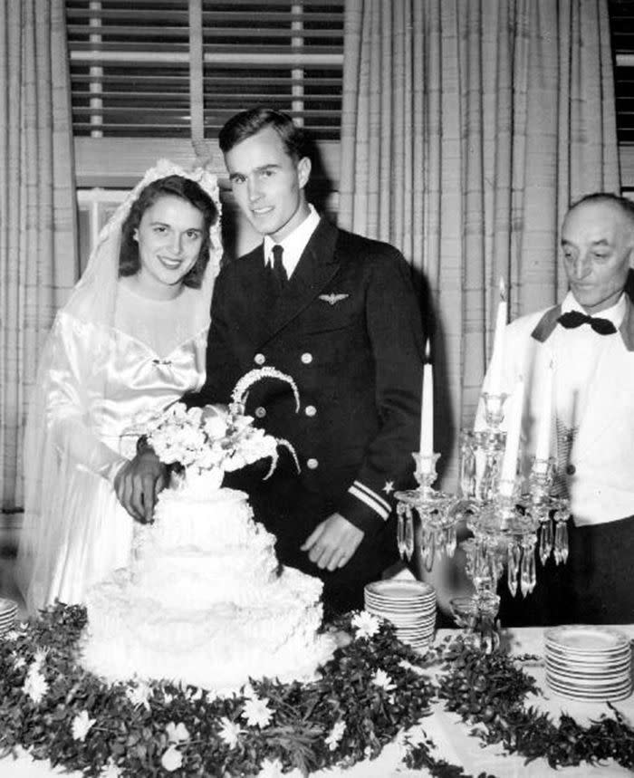 George H.W. Bush y Barbara Pierce George Bush padre conoció a Barbara Pierce cuando ella tenía solo 16 años. Salieron durante un año y medio antes de comprometerse. Su relación se oficializó en 1945, sólo dos semanas después de que George regresase de luchar en la Segunda Guerra Mundial. (Durante la contienda, George bautizó tres de sus aviones con el nombre de su amada) (Imagen y texto: InStyle)