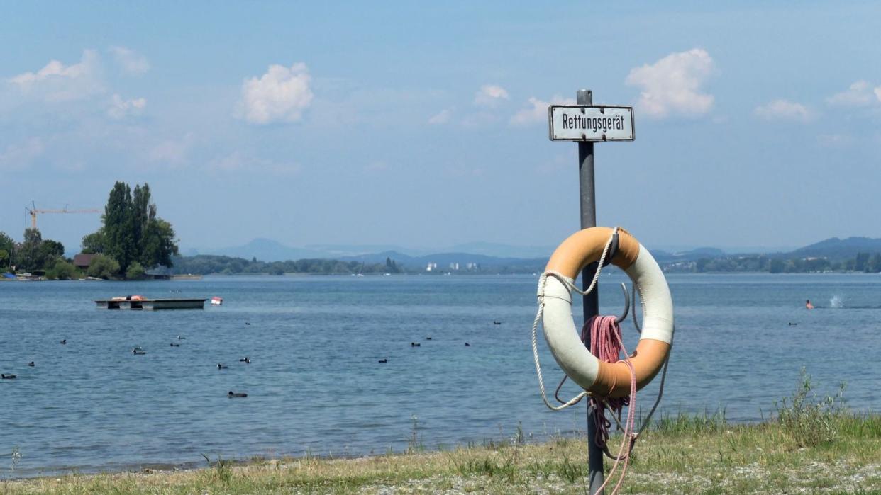 Ersthelfer sollten nicht überstürzt versuchen, Ertrinkende selbst zu retten. Gibt es in der Nähe vielleicht einen Rettungsring?