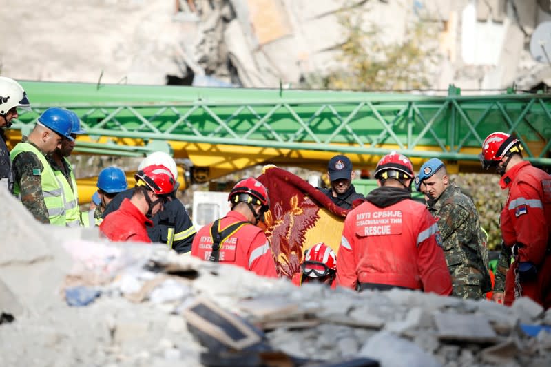 El personal de emergencia trabaja cerca de un edificio dañado en Thumane, después del poderoso terremoto que sacudió Albania el 27 de noviembre de 2019