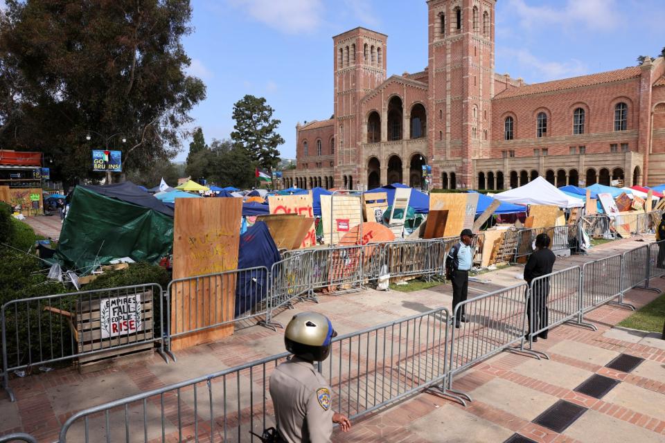 2024年5月1日，加州大學洛杉磯分校羅伊斯音樂廳，挺巴示威者在營地外搭的路障。路透社