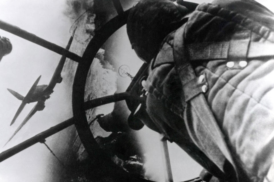 Observador en la nariz de plexiglás de un bombardero alemán Heinkel He-111, durante la Batalla de Gran Bretaña, en agosto de 1940