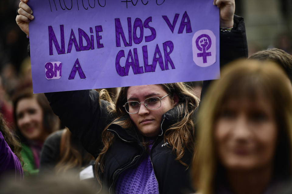 Una mujer sostiene un letrero durante una manifestación por el Día Internacional de la Mujer, en Pamplona, España, el domingo 8 de marzo de 2020. (Alvaro Barrientos)