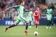 <p>So schnell, als wäre er auf der Flucht vor Steuerfahndern: Cristiano Ronaldo schießt Portugal beim Confed-Cup gegen Russland zum Sieg. (Bild: Marius Becker/dpa) </p>