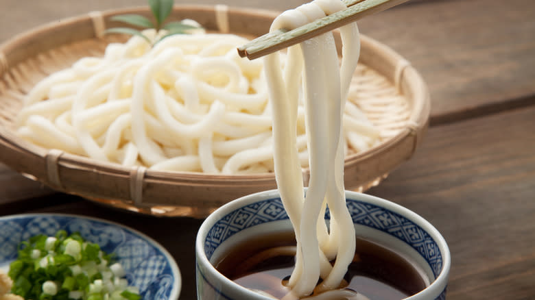 zaru udon noodles dipped in sauce