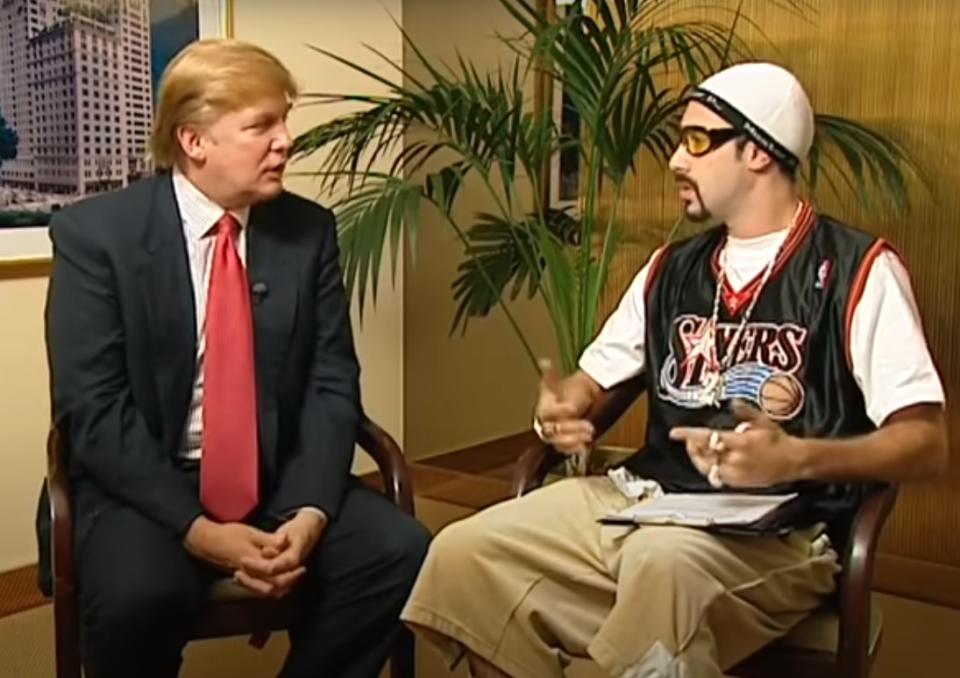 Sacha Baron Cohen,  en su personajde Ali G, entrevistó a Donald Trump en 2003. (Captura de pantalla YouTube/Smarty Max)