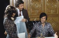 <p>Hefner, a la derecha, y su novia, Barbi Benton, eligen las imágenes promocionales para su álbum debut de 1974, “Barbi Doll.” (Ron Tom / NBCU Photo Bank) </p>