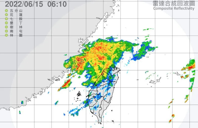 ▲氣象局表示，今（15）日北方鋒面接近，環境轉為不穩定，西半部地區整天不定時有局部陣雨或雷雨，東半部以多雲午後雷陣雨的天氣為主。（圖／翻攝自中央氣象局）