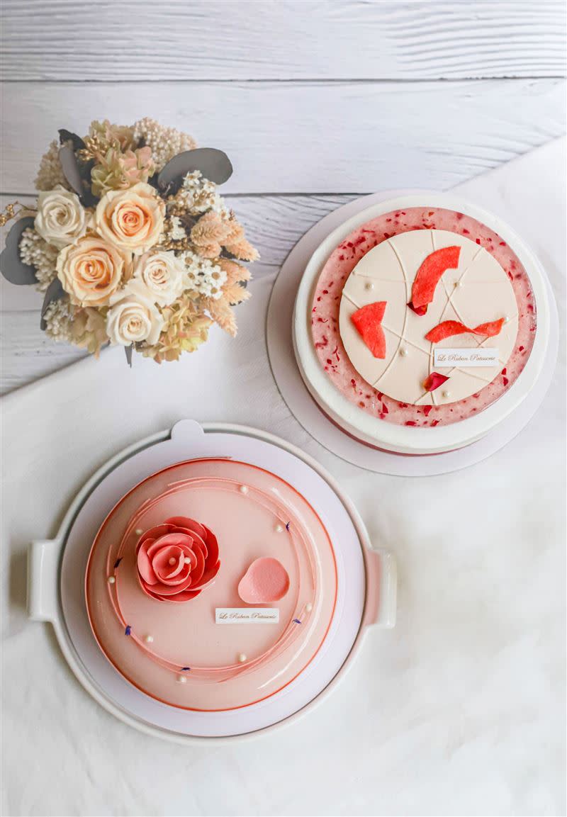 「法朋烘焙甜點坊 」 今年母親節為媽媽們研發設計出帶有酸甜風味的《嫣紅萬紫》和果香十足《蜜桃花語》兩款蛋糕。（圖／品牌業者提供）