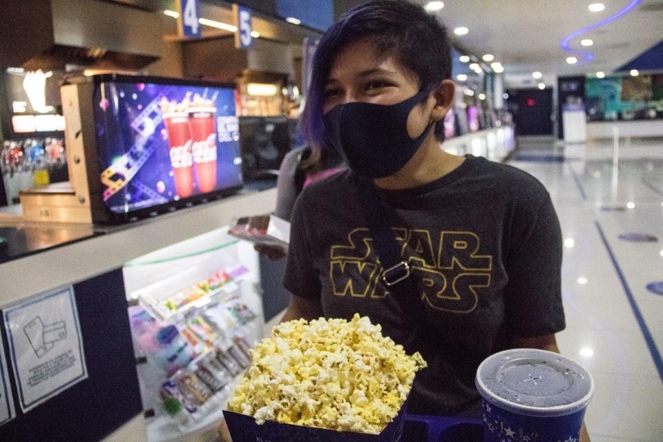 CIUDAD DE MÃXICO, 12AGOSTO2020.- DespuÃ©s de 4 meses del cierre de salas de Cine, hoy abrieron sus puertas con poca gente. Cientos de capitalinos se dieron cita en cines de esta Ciudad, sin importar la pelÃ­cula acudieron gustosos a recobrar la nueva normalidad. AquÃ­ en Plaza Forum, en Buenavista. FOTO: VICTORIA VALTIERRA/CUARTOSCURO.COM