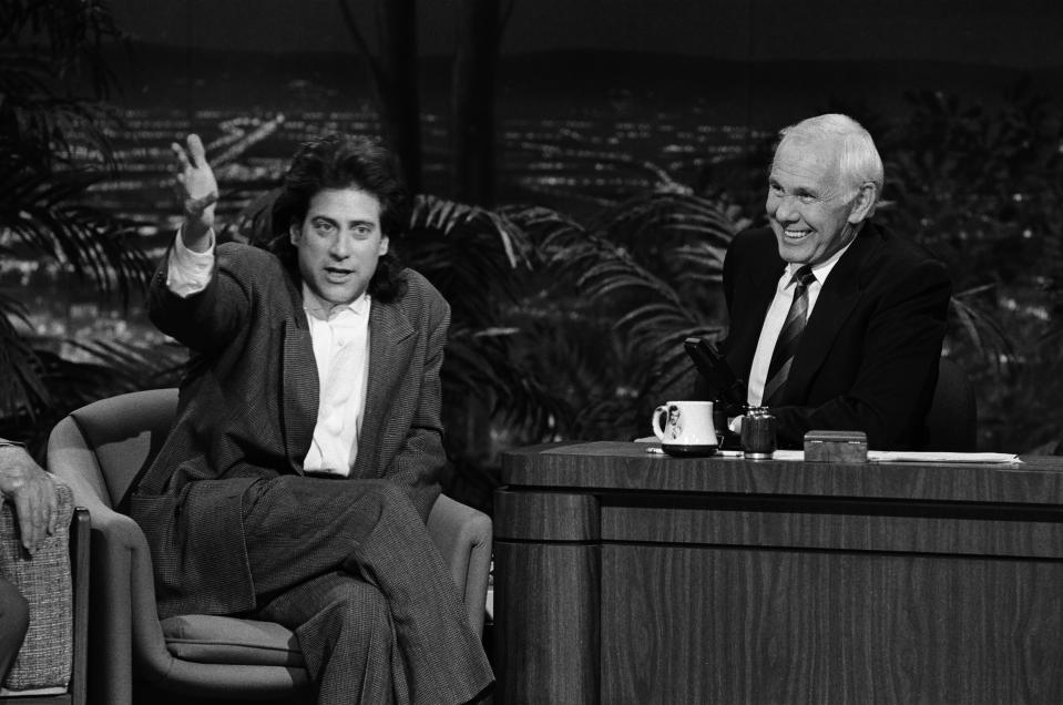 Richard Lewis with Johnny Carson in 1991. (Image via Getty Images)