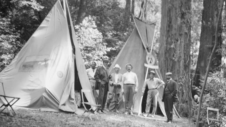 Miembros del Bohemian Grove fotografiados a principios del siglo XX