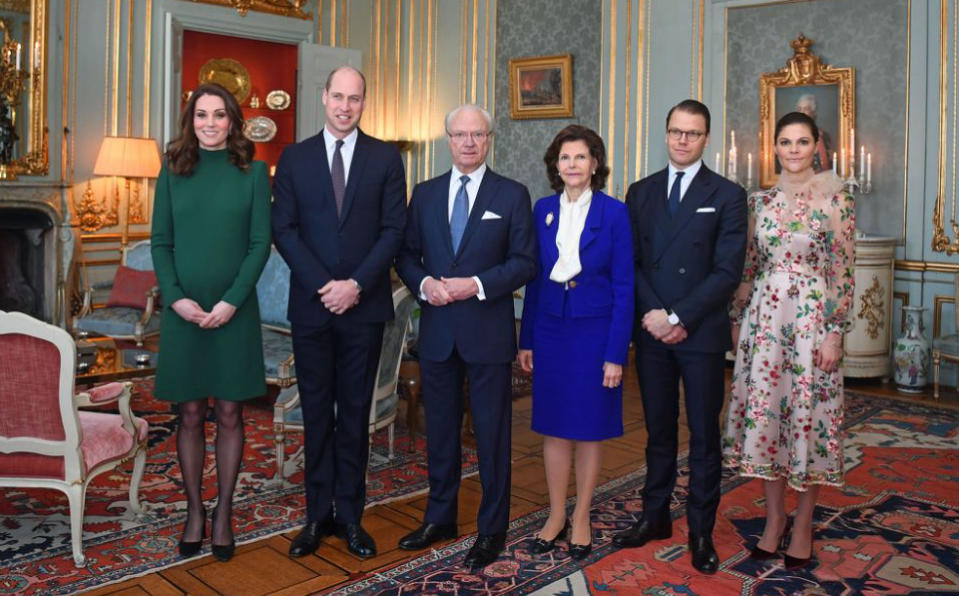 <p>Bereits am ersten Tag des royalen Besuchs in Schweden hatte Victoria in puncto Stil auf sich aufmerksam gemacht. Während Kate (l.) und Königin Silvie (M.) modisch Zurückhaltung übten, wählte die Kronprinzessin ein auffälliges Tüllkleid, das über und über mit Blumen bestickt war. Es stammt von der schwedischen Designerin Ida Sjöstedt. (Bild: Getty Images/Yahoo) </p>