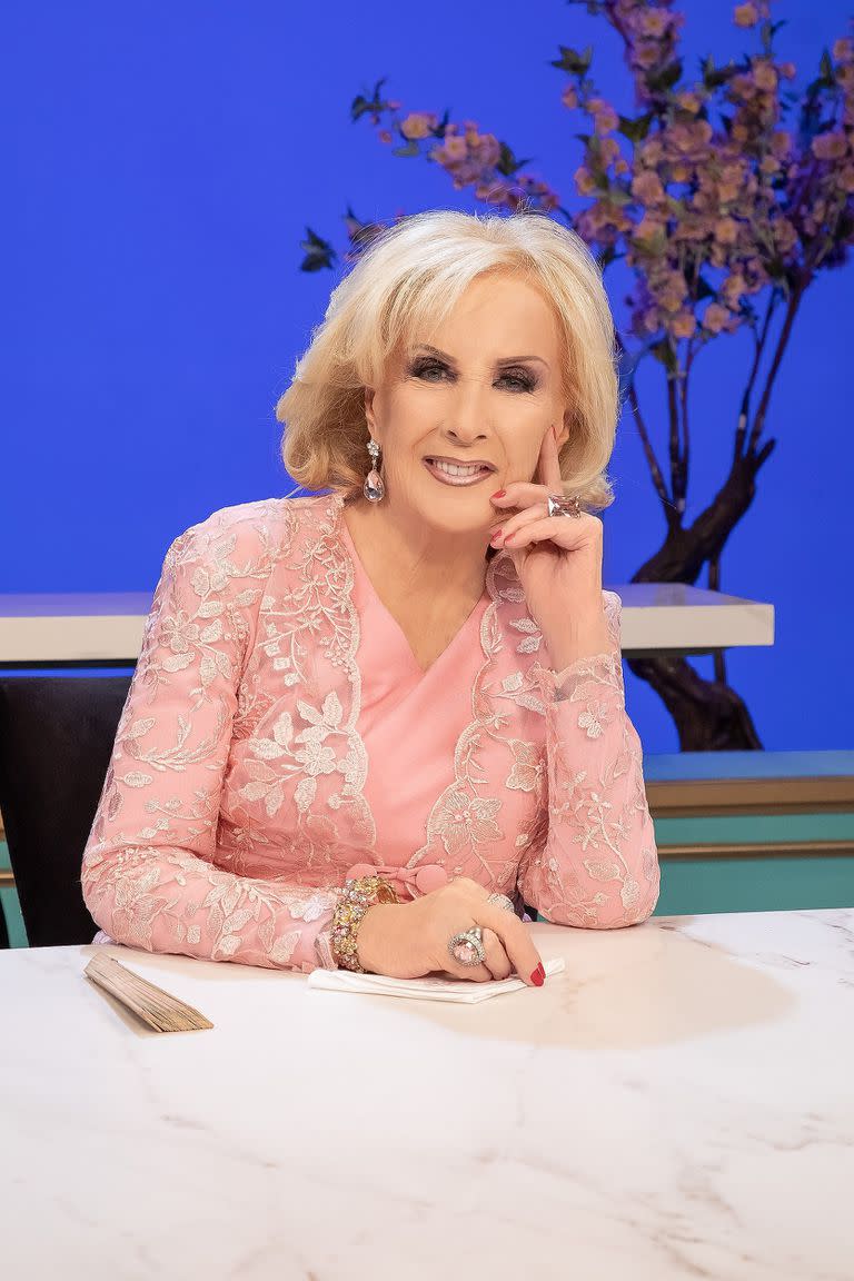 Mirtha no solo pensó en el look que se verá esta noche, también pensó en qué ponerse para las notas que ofreció esta semana. Como este vestido que lució en la entrevista que ofreció para Telenoche