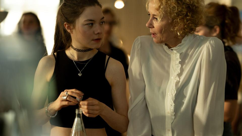 Interessantes Gedankenspiel in der Miniserie "RESET - Wie weit willst du gehen?": Flo Bohringer (Katja Riemann, rechts) sorgt sich um ihre 15-jährige Tochter Luna (Hannah Schiller). Zu Recht, wie man ab Mitte der ersten Folge weiß. Luna hat sich umgebracht. Doch die Mutter erhält eine Möglichkeit, die Vergangenheit durch eine Zeitreise zu verändern. (Bild: ZDF / Tina Krohn)