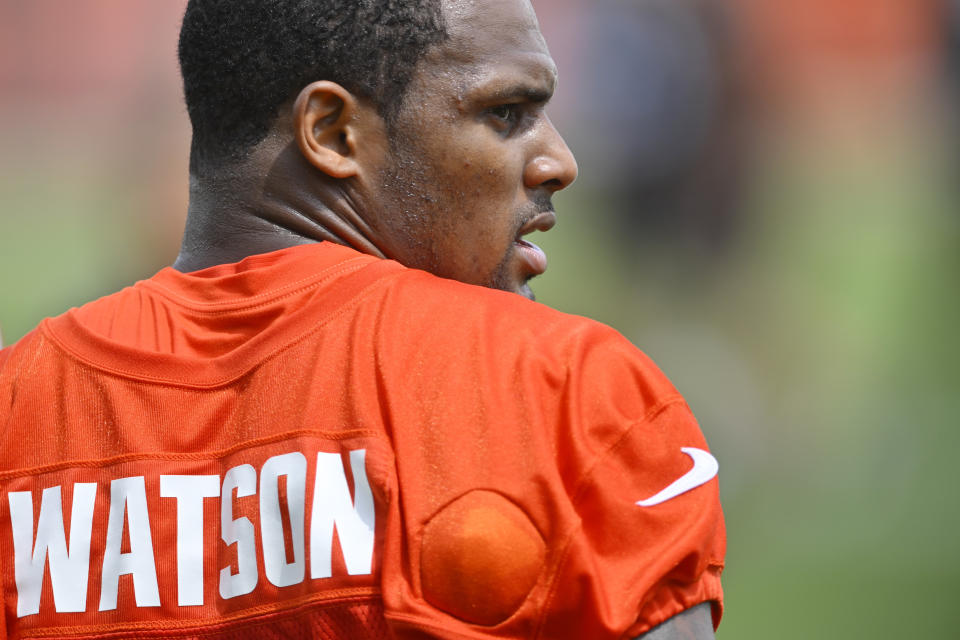 En foto del 1 de junio del 2022, el quarterback Deshaun Watson de los Browns de Cleveland durante una práctica en Berea, Ohio. El sábado 25 de junio del 2022, Watson se reunirá la próxima semana con oficial de disciplina de la NFL. (AP Foto/David Richard)