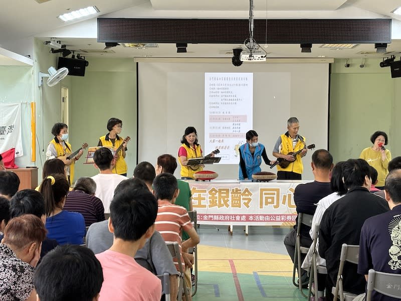 ▲社會處綜合志工隊表演烏克麗麗與福田家園院民同樂。