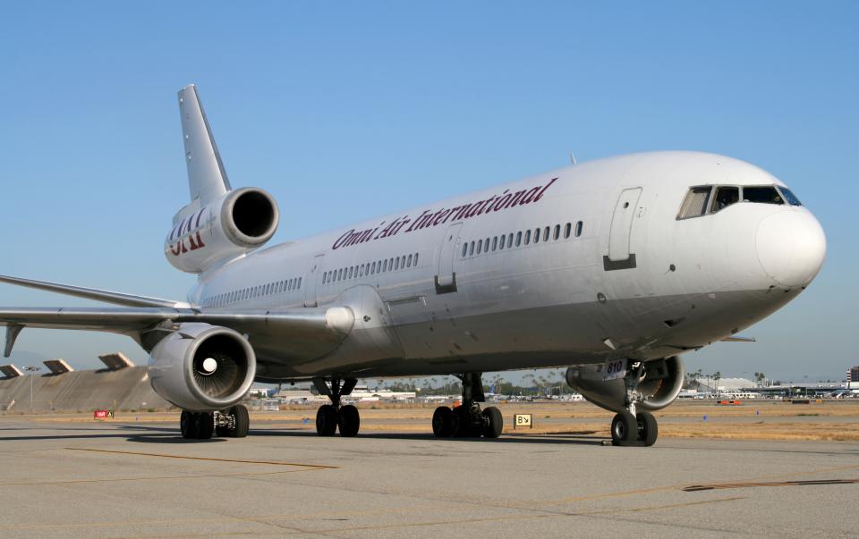 Omni DC-10 Military charter from Hawaii landing at Long Beach Daugherty Field Airport, California (John Murphy/Flickr)