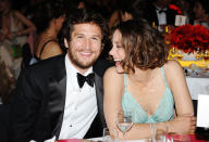 Au cours de la promotion de <em>Jeux d’enfants </em>en 2003, Marion Cotillard se confie sur sa complicité purement platonique avec Guillaume Canet. Lorsque <em>Paris Match </em>lui demande s’il est "<em>difficile de se détacher de son partenaire après avoir vécu une telle fusion en tournage</em>", elle répond : "<em>Oui, peut-être, si on n’a pas l’amour à la maison. Mais Guillaume Canet et moi sommes très amoureux chacun de notre côté. Seule une amitié complice est née</em>". La comédienne est alors en couple avec le comédien Stéphan Guérin-Tillié, qu’elle a rencontré dans un stage de théâtre cinq ans plus tôt. Guillaume Canet est, de son côté, marié à Diane Kruger. <em>(Photo by Pascal Le Segretain/amfAR/Getty Images for amfAR)</em>