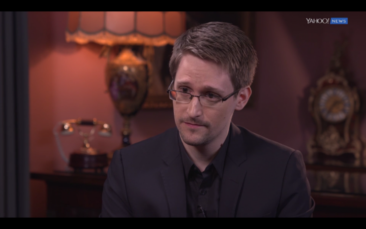 Whistleblower Edward Snowden während seines Interviews mit Yahoo.